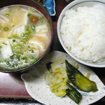 Oshokujidokoro Kokubu - おでん定食（￥1050）のご飯、お味噌汁、漬物（再登場）。お味噌汁はかなりの具だくさんでした。