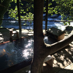 妙見石原荘 食菜石蔵 - 七実の湯。天降川沿いの露天風呂です。