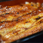 うな重　坂東太郎（特上）＠5,880円：カメラ寄り。見事な焼き色。そして火入れ。紀州備長炭で焼かれた鰻は、重箱の蓋を開けた途端、香ばしい匂いで、鼻腔から胃袋を強烈に刺激してくる。