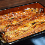 うな重　坂東太郎（特上）＠5,880円：カメラ若干引き。特徴的なのは、やはり皮。しっかりとした弾力ある皮は、ブランド鰻の「共水」とは全く異なる味わいを演出してくれる。