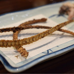 坂東太郎の「骨せんべい」と「肝」。いい摘み。食感のコントラストが楽しい。