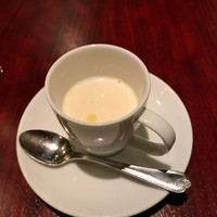 ロスタル - シャルキュトリー盛り合わせの3皿あるうちの一品め 玉ねぎのポタージュ 控えめな甘さで美味しい