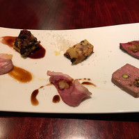 ロスタル - 盛り合わせの3皿目 ジビエ盛りだくさん一口ずつで、軽めの赤ワインによく合います