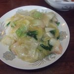 中華家庭料理 雲海 - 【ランチ４】エビかけごはん、ワンタンスープ700円②