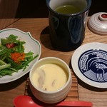 Tsukiji Tamasushi Sasashigure - セットのサラダと追加のミニ茶碗蒸し