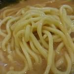 壱勢家 - 麺は丸山製麺でした。太めです。