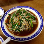 龍華 - ニラレバ炒めハーフ(¥480)
      けっこう濃いめの味つけで、ハーフとは言っても量はたっぷり。ちょっと残念だったのはもやしが細めだったことで、そうした細もやし特有の癖が出ていた。