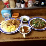 龍華 - 今夜の夕食
      唐揚セット(¥680)とニラレバ炒めハーフ(¥480)
      計 ¥1,160
      これにライスもおかわりして、ボリュームたっぷりの夕食だった。