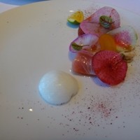 デフィ・ジョルジュマルソー - ◆自家菜園野菜のサラダとヨコワ鮪のお料理。ビジュアルも美しい。