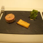 レ ロジェ エギュスキロール - 鵞鳥のフォアグラ・テリーヌのガトー仕立て　香ばしいブリオッシュトーストとサラダを添えて。