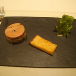 レ ロジェ エギュスキロール - 鵞鳥のフォアグラ・テリーヌのガトー仕立て　香ばしいブリオッシュトーストとサラダを添えて。