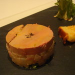 レ ロジェ エギュスキロール - 鵞鳥のフォアグラ・テリーヌのガトー仕立て　香ばしいブリオッシュトーストとサラダを添えて。