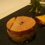 レ ロジェ エギュスキロール - 鵞鳥のフォアグラ・テリーヌのガトー仕立て　香ばしいブリオッシュトーストとサラダを添えて。