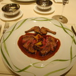 レ ロジェ エギュスキロール - フランス産仔鳩のロースト　赤ワインソース(正式名称は不明)(＋２０００円)。