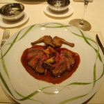 レ ロジェ エギュスキロール - フランス産仔鳩のロースト　赤ワインソース(正式名称は不明)(＋２０００円)。