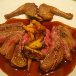 レ ロジェ エギュスキロール - フランス産仔鳩のロースト　赤ワインソース(正式名称は不明)(＋２０００円)。