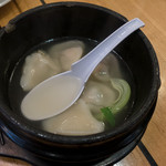 Oosaka Oushou - 「スープぷるもち水餃子」（390円）。女性向け？ 優しいお味の餃子です。