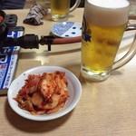 Horumon Naritaya - 生ビールとキムチ