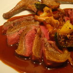 レ ロジェ エギュスキロール - フランス産仔鳩のロースト　赤ワインソース(正式名称は不明)(＋２０００円)。