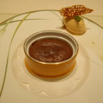 レ ロジェ エギュスキロール - ブラックチェリーを詰めたフォンダンショコラ　キャラメルアイス添え。