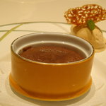 レ ロジェ エギュスキロール - ブラックチェリーを詰めたフォンダンショコラ　キャラメルアイス添え。