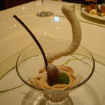 レ ロジェ エギュスキロール - マロンクリームとカシスムースのモンブラン仕立て。