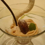 レ ロジェ エギュスキロール - マロンクリームとカシスムースのモンブラン仕立て。