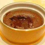 レ ロジェ エギュスキロール - ブラックチェリーを詰めたフォンダンショコラ　キャラメルアイス添え。