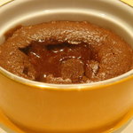 レ ロジェ エギュスキロール - ブラックチェリーを詰めたフォンダンショコラ　キャラメルアイス添え。