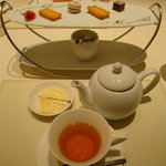 レ ロジェ エギュスキロール - 紅茶と小菓子。