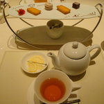 レ ロジェ エギュスキロール - 紅茶と小菓子。