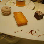 レ ロジェ エギュスキロール - 小菓子。