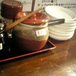 Jikaseimentsukememmomiji - 調味料。右にあるのが「すだち＋とり皿」です。