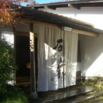 地面につくような大きな暖簾です