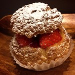 ガレ・ドゥ・ワタナベ - いちごシュー 420円