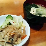 とんぼ食堂 - サービスの惣菜と味噌汁