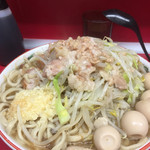 ラーメン二郎 - 小ブタ（ニンニク、アブラ、カラメ）ウズラ玉:830円