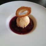 パイナップルの赤ワイン煮　バニラアイス添え