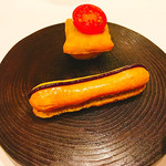 プレヴナンス - コリアンダーのパイ包み的（写真上）白レバームースのエクレア （写真下）コリアンダーのパイ包みてきなもの（写真上）白レバームースのエクレア （写真下）