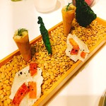 プレヴナンス - サボイキャベツのチップ（右）お米のチップ　鯖のフリット（中）