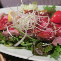 酒家 魚肉菜 虹晴れ - ローストビーフのサラダ