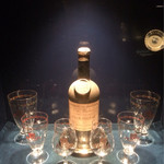 トゥールダルジャン - フランス革命のときのコニャック。こんなのがたくさん展示してある。