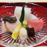 造り　 明石のハリイカ　大間の黒鮪（トロ）玄界灘の鰆（キャビア乗せ）