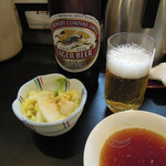 餃子 山女 - 瓶ビール680円とお新香(小)200円