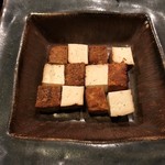 米清あら川 - 自家製豆腐の燻製です。