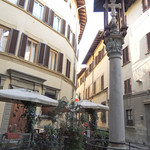 Trattoria al Trebbio - お店の前に立つ十字架