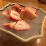 浪花ろばた 頂鯛 - イチゴとトマトが瞬間冷凍です