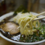 なんつッ亭 - 中太麺です