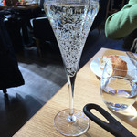 ブリッジ 日本橋 - 並々とサービスしていただいたスパークリングワイン
      (一口飲んでしまいました)