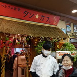 タン・カフェ - 店の前では盛んに呼び込みをしています